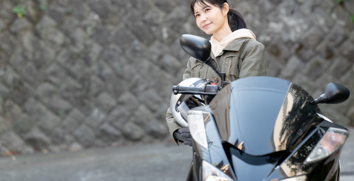 バイクに乗る女性