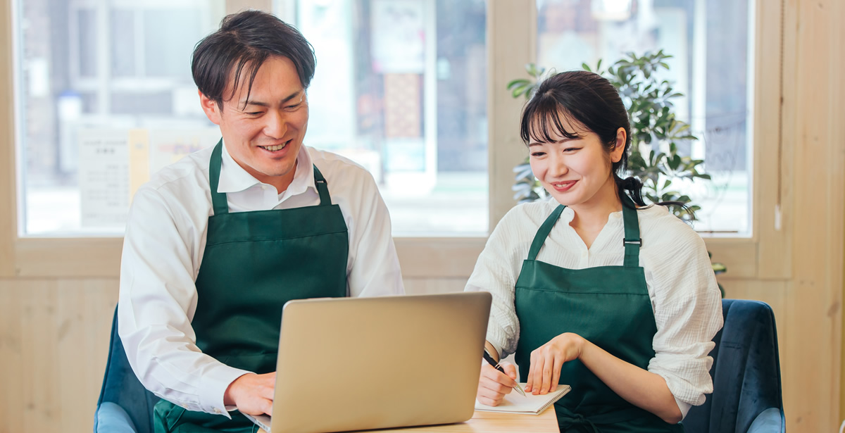 カフェを経営する男女