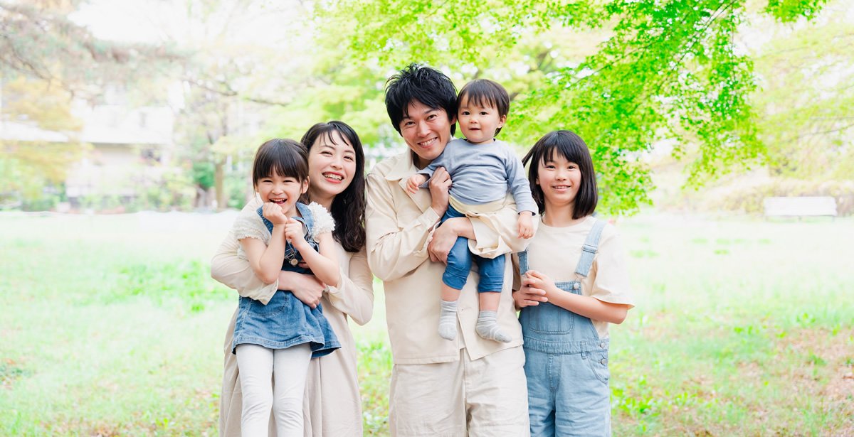 子どもが3人いる家族の集合写真