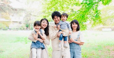 子どもが3人いる家族の集合写真