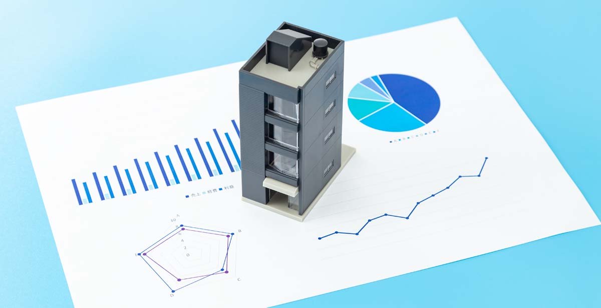不動産の模型とグラフ