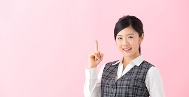 制服の女性が人差し指を立てている画像