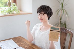 女性がガッツポーズしている画像